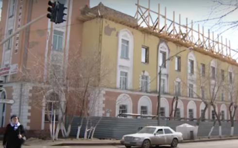 Собственник реконструируемого здания в исторической части Караганды прячется от госорганов за границей