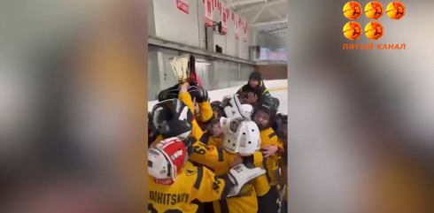 Хоккейная команда «Юность» вернулась с кубком с чемпионата из Екатеринбурга