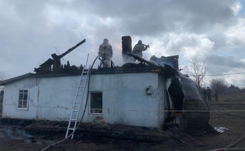 В поселке Долинка сгорела крыша частного дома