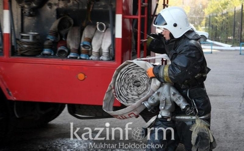 Жителей многоэтажки эвакуировали из-за пожара в Темиртау