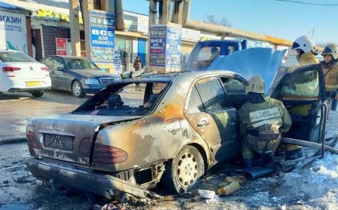 Легковой автомобиль сгорел возле рынка в Караганде