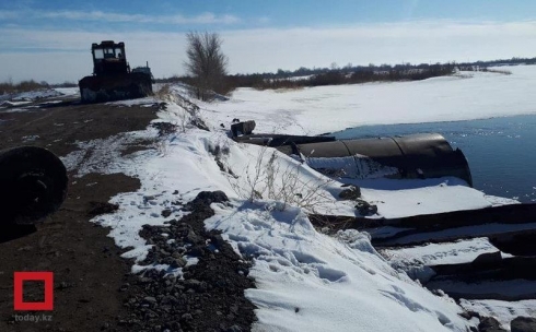 Дорогу к селу из-за угрозы паводка демонтируют в Карагандинской области