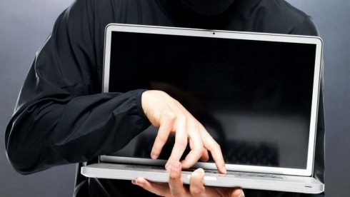 Мужчина похитил компьютер у родственника в Караганде