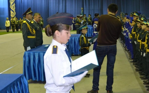 В Караганде учащихся кадетских классов посвятили в кадеты