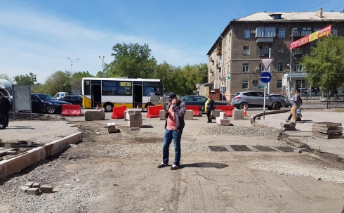 Депутаты Карагандинского городского маслихата осуществили комиссионный выезд на ремонтируемые дороги и дали администратору программы ряд рекомендаций