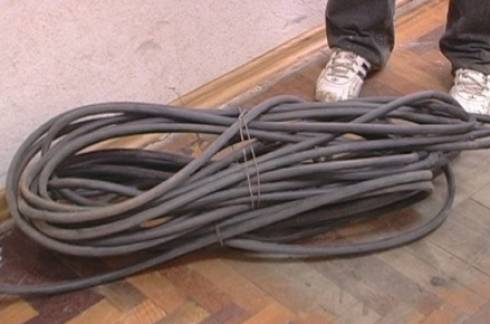 В Каражале у электриков украли кабель