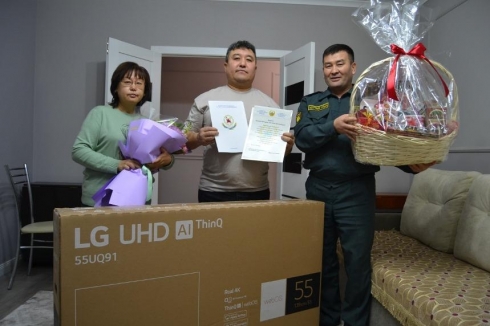 Родным погибших во время январских событий солдат вручили подарки на Новый год