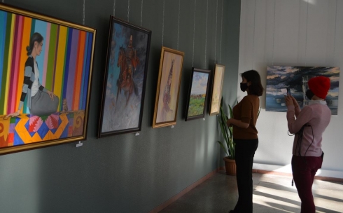 Первая спустя месяцы: в карагандинской галерее «Алтын Гасыр» открылась выставка-продажа Мадихана Калмаханова