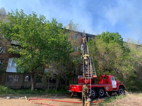 Сильный пожар в пятиэтажке в Караганде: огонь перекинулся на крышу дома с балкона квартиры