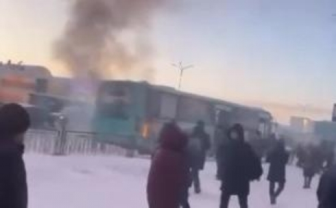 В Караганде на остановке «Новый рынок» горел семидесятый автобус