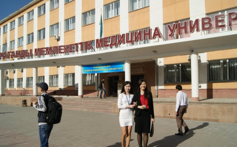 В Караганде студент, который осматривал женщину, больную сибирской язвой, попал в больницу 
