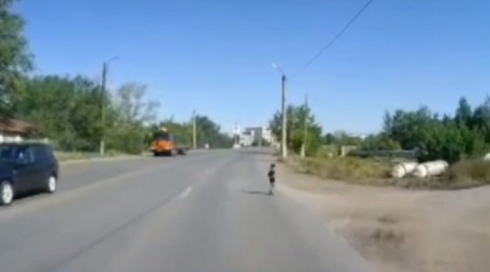 Трехлетний ребенок ушел из детского сада и ходил по проезжей части в Караганде