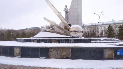 Памятник Гагарину в Караганде обещают восстановить в следующем году