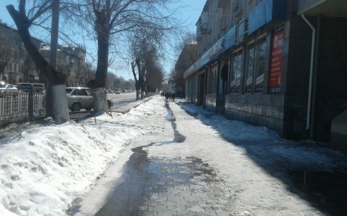 Почему в Караганде не убирают снег с тротуаров?