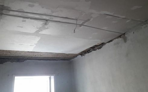 Карагандинке-инвалиду восстановили обвалившийся в квартире потолок
