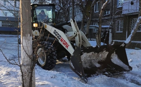 В Темиртау по заявкам жителей теперь очищают от снега дворы МЖД