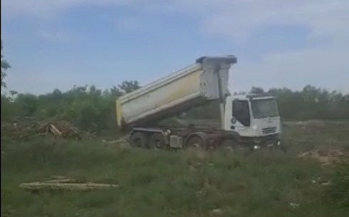 В Караганде нашли и оштрафовали водителя грузовика, сваливавшего строительный мусор на окраине города