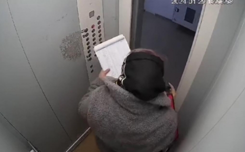 Пинала лифт ногами: в Караганде установили личность контролёра