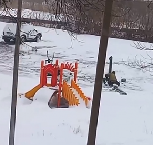 Почему в Караганде детские площадки продолжают устанавливать после выпадения снега