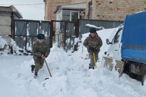 Военнослужащие помогли ветерану Великой Отечественной войны справиться с последствиями снегопада