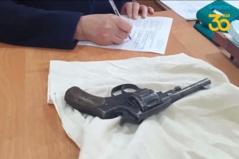 Револьвер 1900 года выпуска обнаружила в дедушкином сундуке жительница Карагандинской области