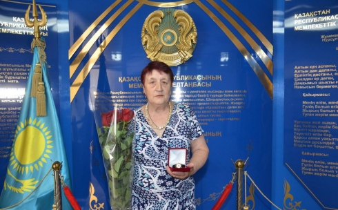 В Караганде наградили пенсионерку за вклад в дело охраны общественного порядка