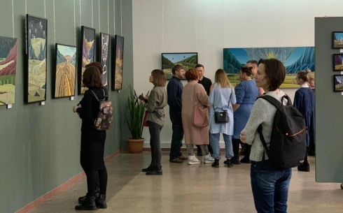 Выставка художницы Евгении Казаковой прошла в Караганде