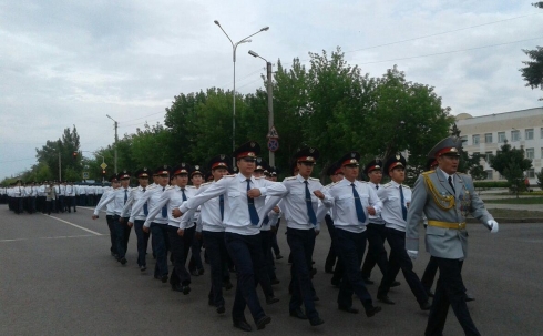 В Караганде прошел парад в честь 25-летия казахстанской полиции