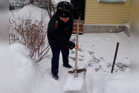 Пенсионерам помогли расчистить двор от снега полицейские в Шахтинске