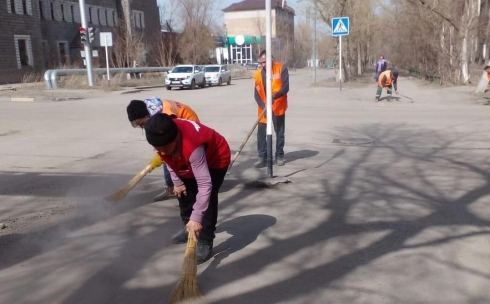 В Темиртау начали убирать улицы