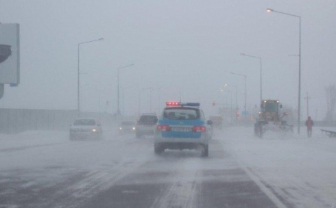 Более ста машин вызволили из снежного заноса карагандинские полицейские
