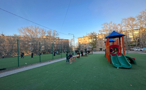 В Темиртау устраняют недочеты на установленных футбольных полях и детских площадках