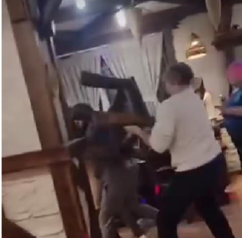 Массовая драка в одном из ресторанов Караганды попала на видео