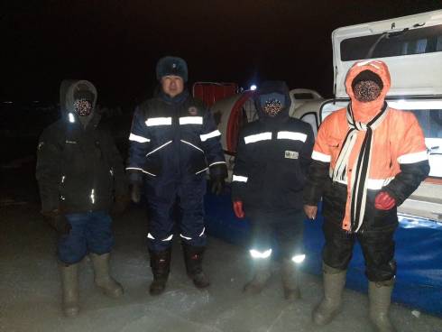 Унесло на льдине: спасатели эвакуировали четырех рыбаков с озера Балхаш