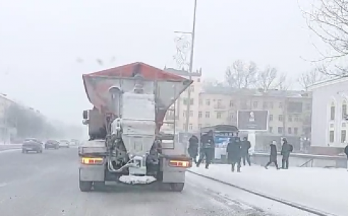 В связи с ухудшением погодных условий на улицах Караганды ведётся уборка спецтехникой