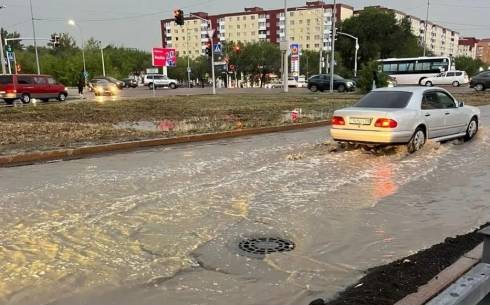 6 дорожно-транспортных происшествий произошли вчера в Караганде во время ливня