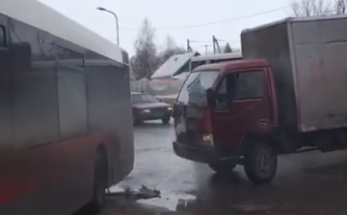 В Караганде в ДТП с участием автобуса и грузовика никто не пострадал