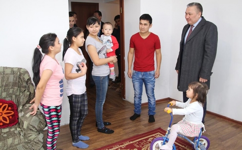 Аким области поздравил карагандинские семьи с Днем благодарности