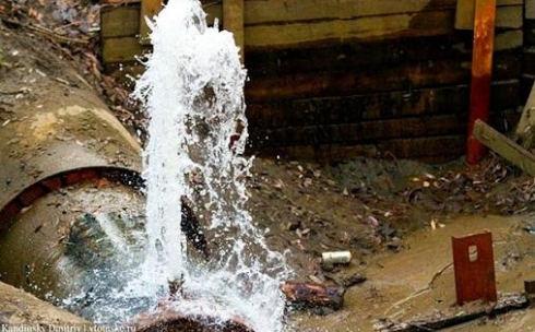 ТОО «Караганды Су» ликвидирует аварию на непринадлежащем предприятию водопроводе