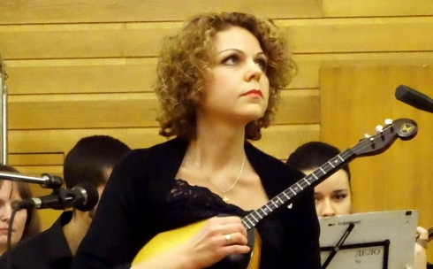 В Караганде россиянка сыграет на домре 