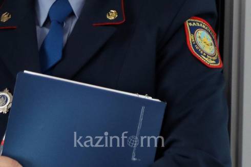 Мужчину сняли с крыши многоэтажки полицейские в Карагандинской области
