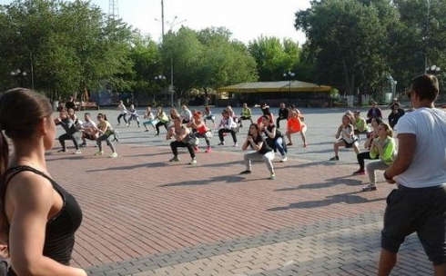 Почти 70 человек вышли на утреннюю зарядку в Центральный парк культуры и отдыха в Караганде