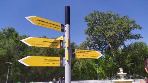 В Караганде для удобства жителей города установили первый функциональный пешеходный указатель