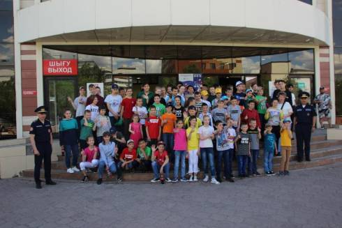Поход в кино для детей из детского дома организовали сотрудники ДЧС Карагандинской области