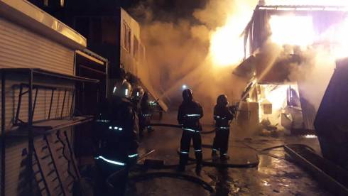 Три кафе сгорело в результате пожара на рынке в Караганде