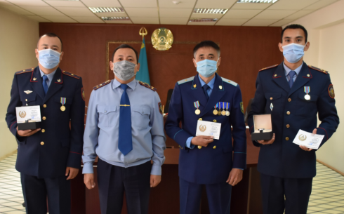 За храбрость, самоотверженность и героизм, проявленный при исполнении служебного долга, наградили полицейских в Караганде