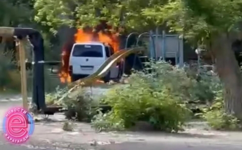 В Караганде сгорел микроавтобус