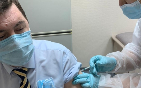 Главный санитарный врач Карагандинской области Юрий Залыгин получил вторую дозу вакцины «Спутник-V»