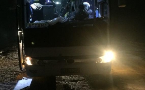 Близ Балхаша загорелся автобус: в салоне находилось 13 человек