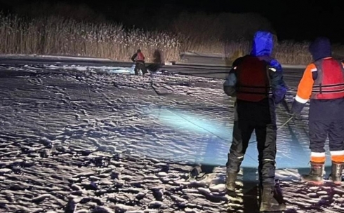 Автомобиль с рыбаком ушел под лед в Карагандинской области